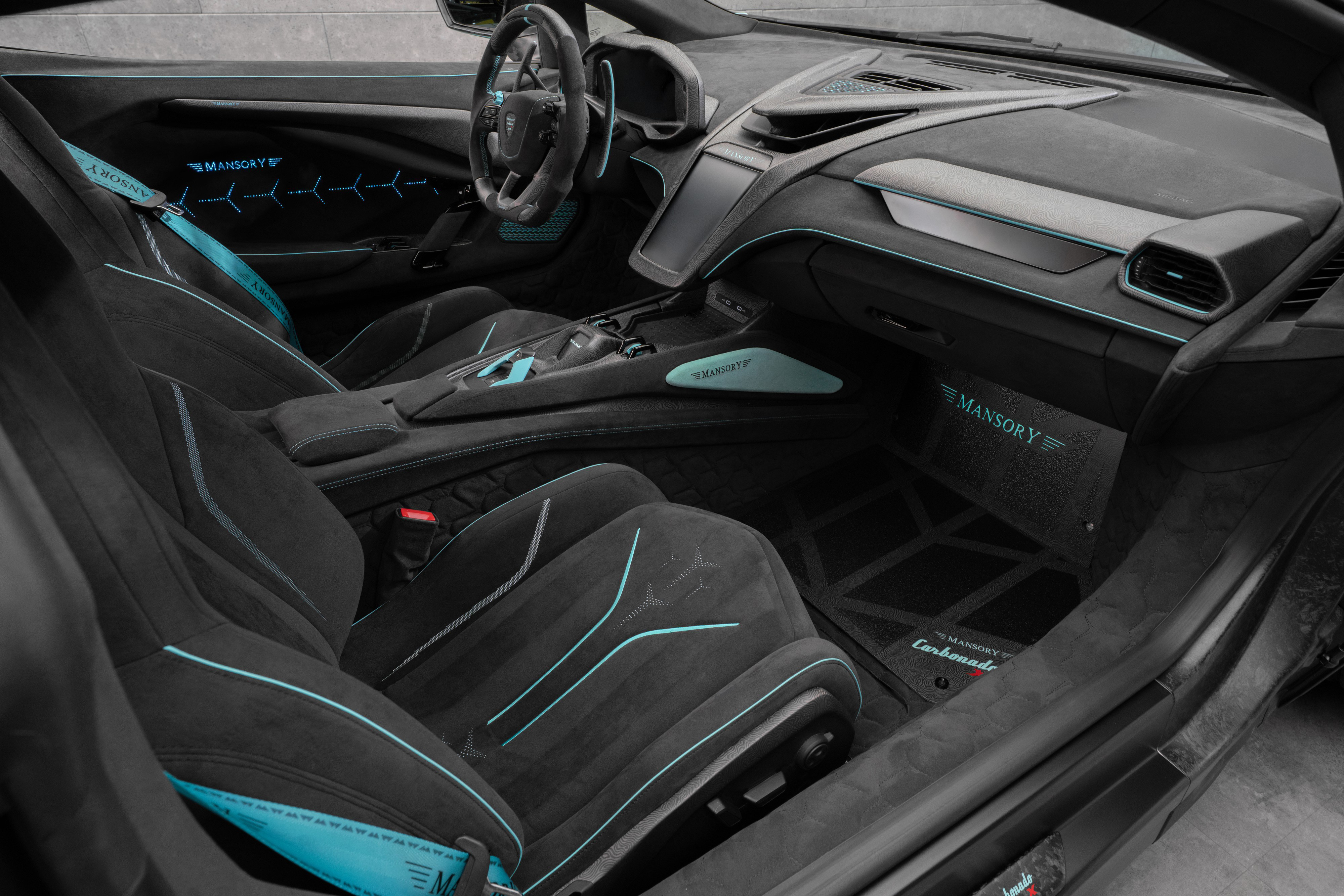 Mansory基于Revuelto改装，外观采用大量锻造碳纤维，夸张的空气动力学