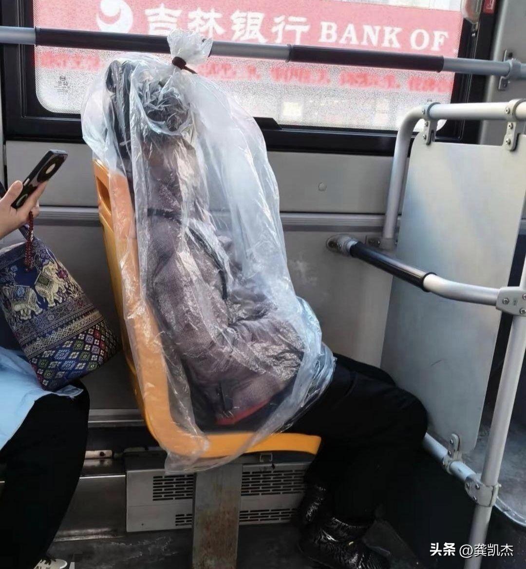 他这样坐公交车，大概率是什么原因？
1. 身上有浓烈异味，怕熏到别人。
2. 刚