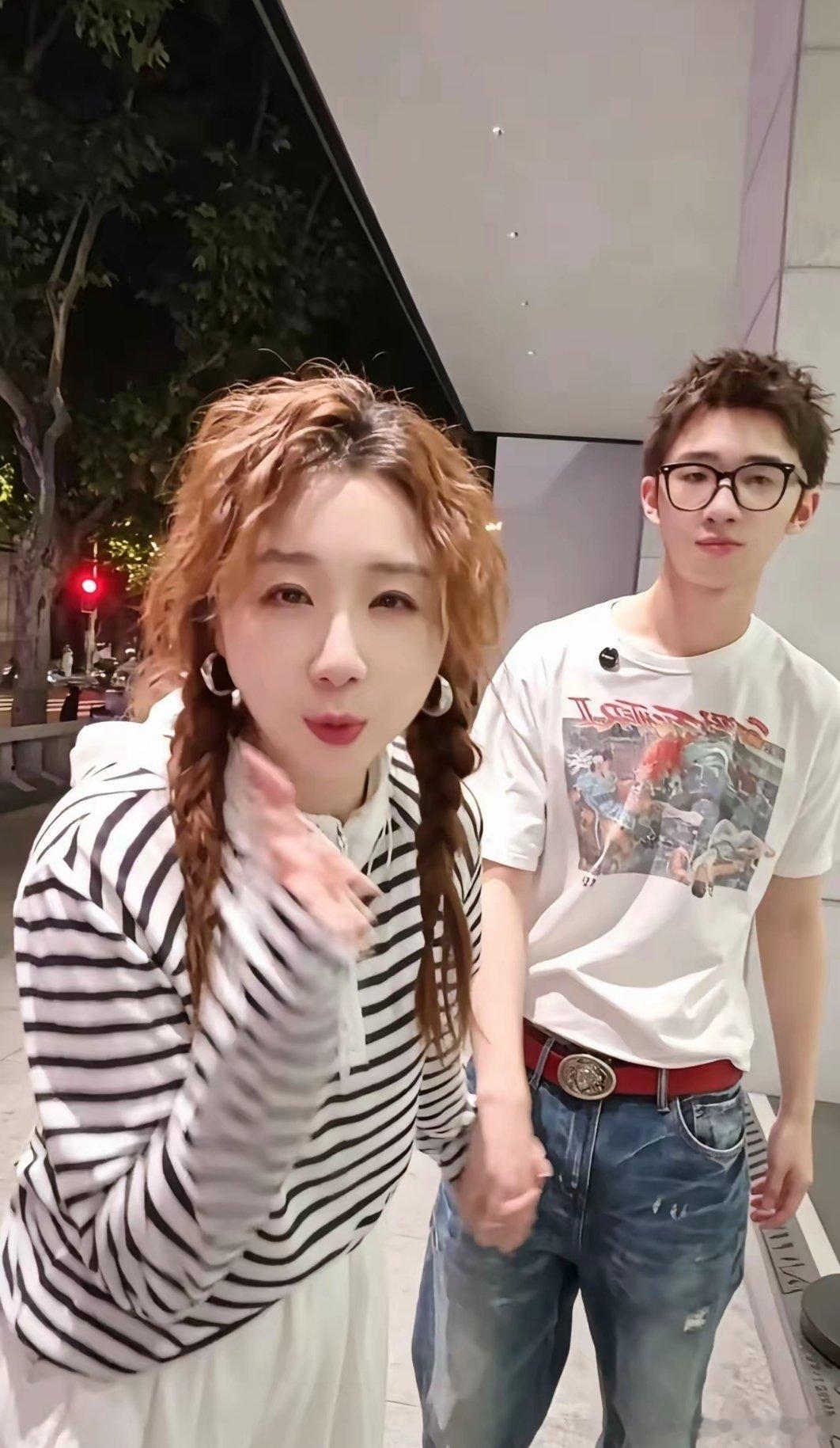 说真的娱乐圈真的没人管管傅首尔吗？时不时看到她就算了，可我感觉她也要把儿子带进娱