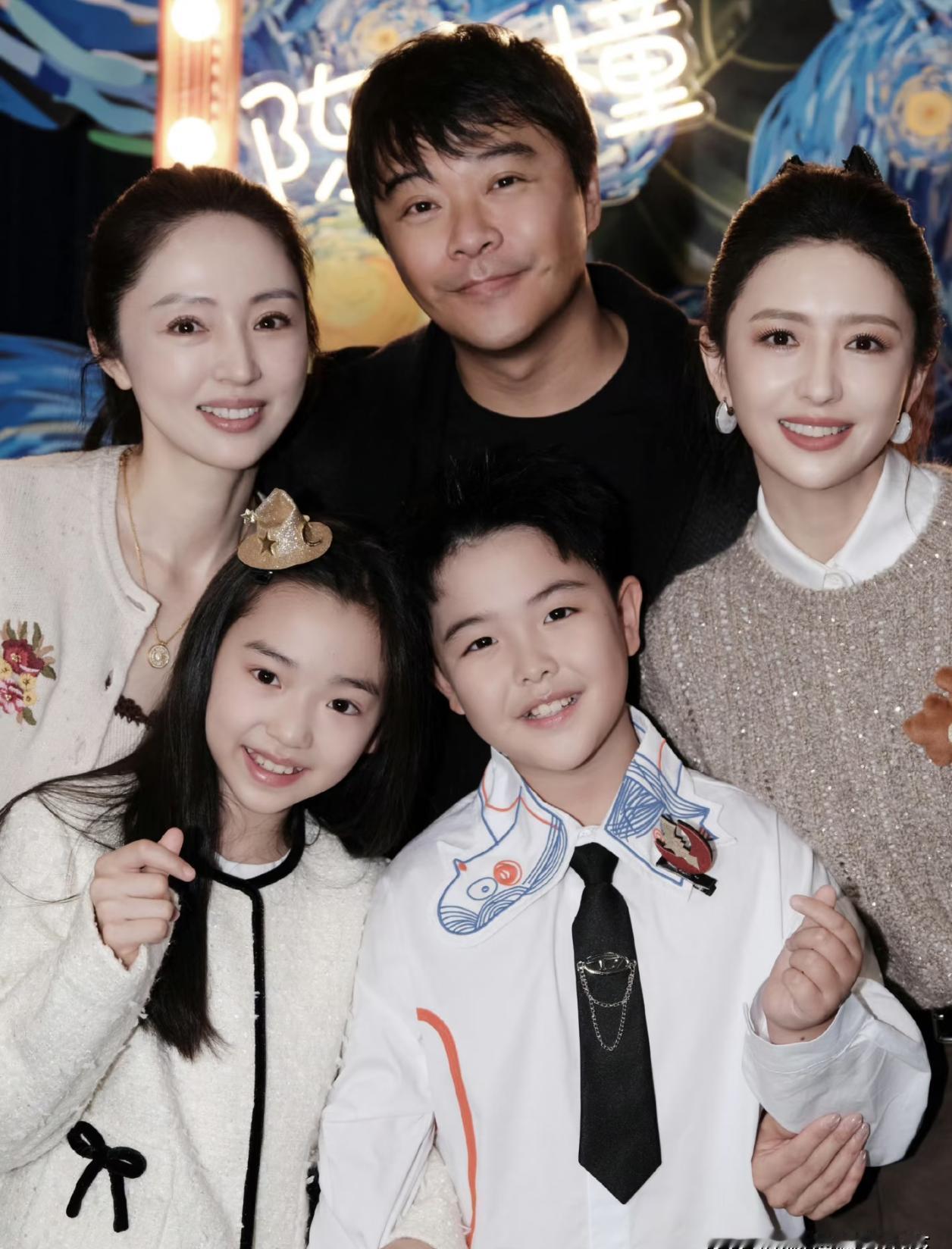 最体面的离婚现场，藏着最残忍的视觉提示。
你盯着那张合影：陈思诚的头偏过去，董璇