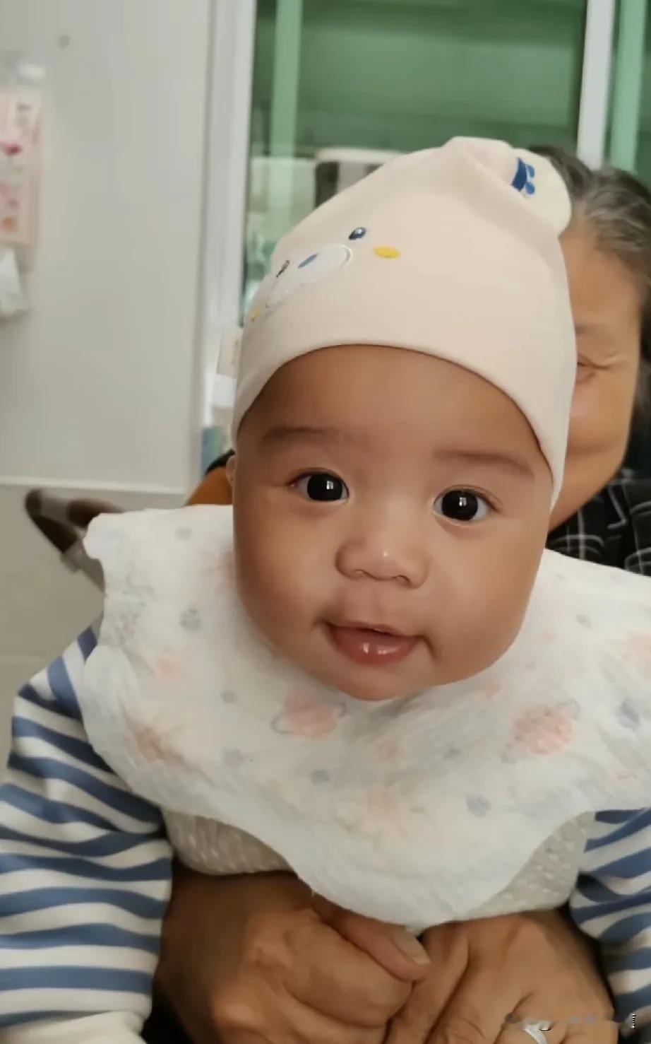 拉乌的公公也有账号了！
账号都是大孙子凯凯的随手拍。这个活泼可爱的宝宝，他的一颦