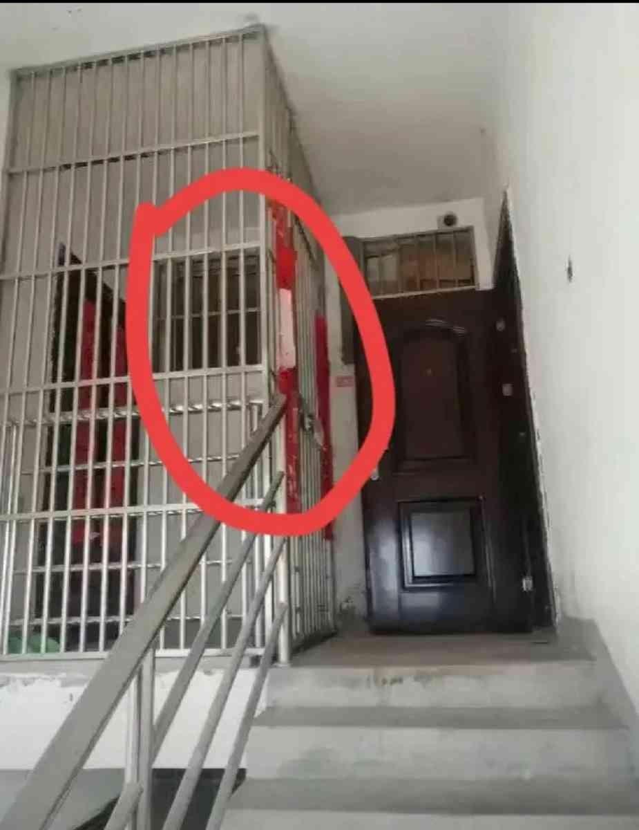 邻居趁你不在，装了那道门。
你好好跟他说，他不拆。他说那是他家地盘，你管不着。