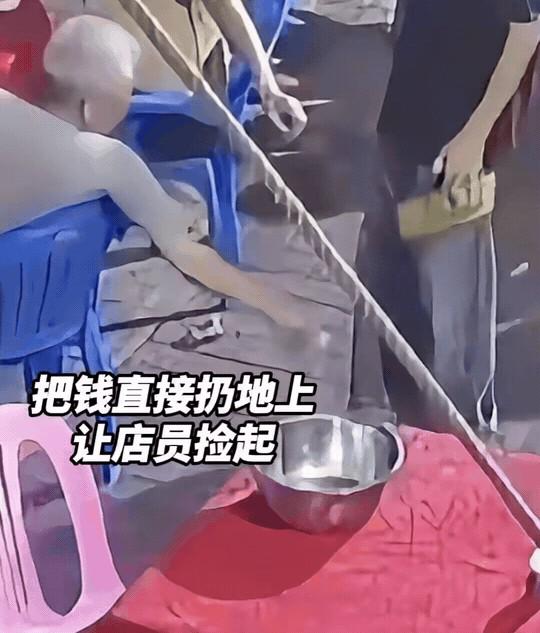 广东老头吃饭后扔钱羞辱店员，店员直接回扔零钱反击，网友狂赞解气！视频里老头结账把