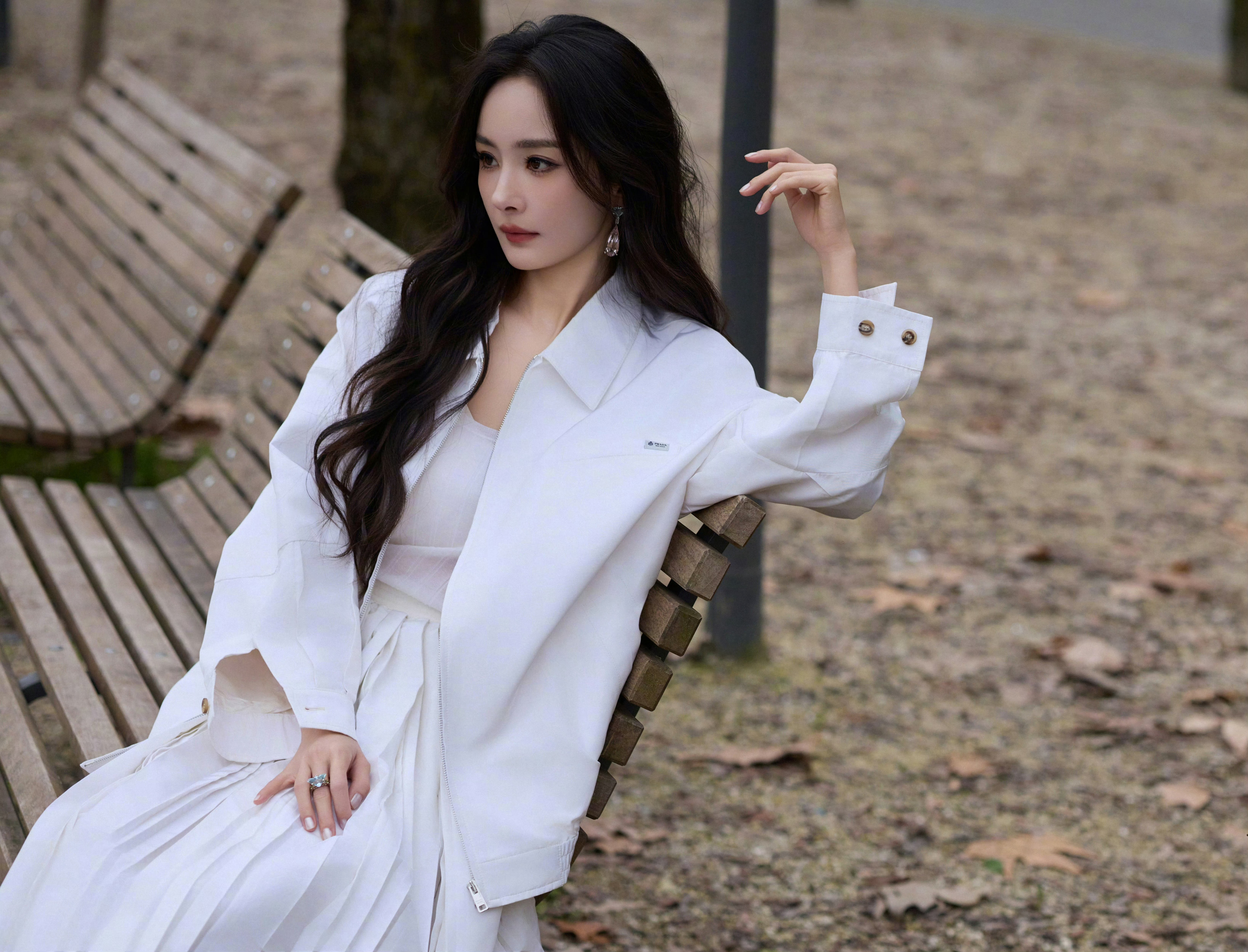 金泰梨对杨幂比心 两个人都很美很萌，看着心里软软的，非常养眼！我也想对着杨幂比心