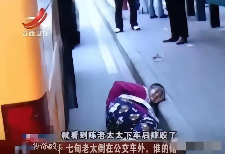 广东75岁老太摔倒喊“不讹人”，司机仗义相助，结局看哭无数人！
 
广东街头，一