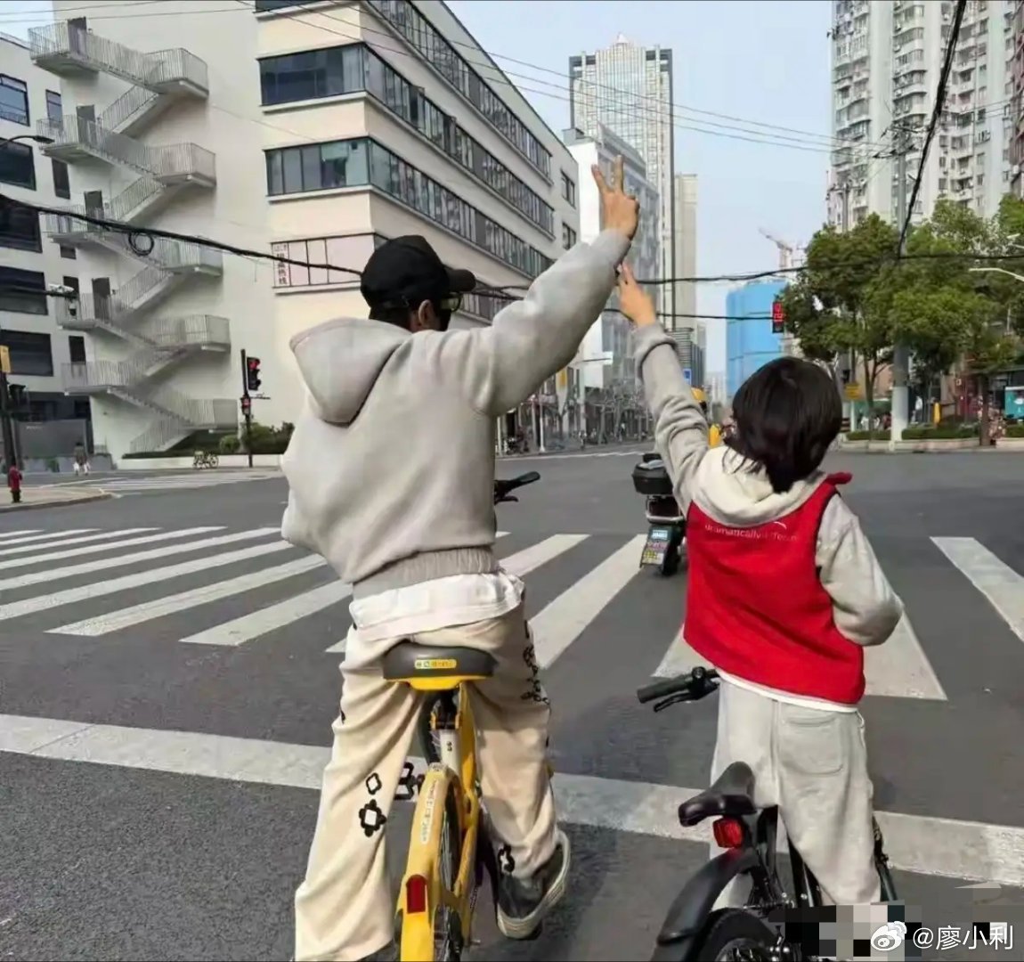 黄晓明就带娃骑行道歉对普通人来说，这件事可能根本不算回事，可他是公众人物，哪怕一