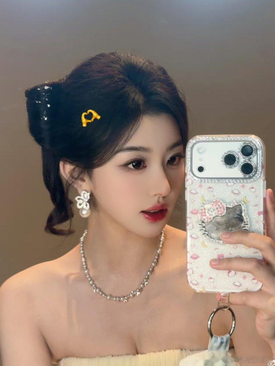 孔雪儿回应自己被说像鞠婧祎 孔雪儿的回应在哪里？两位美女除了性别一样，0个人觉得