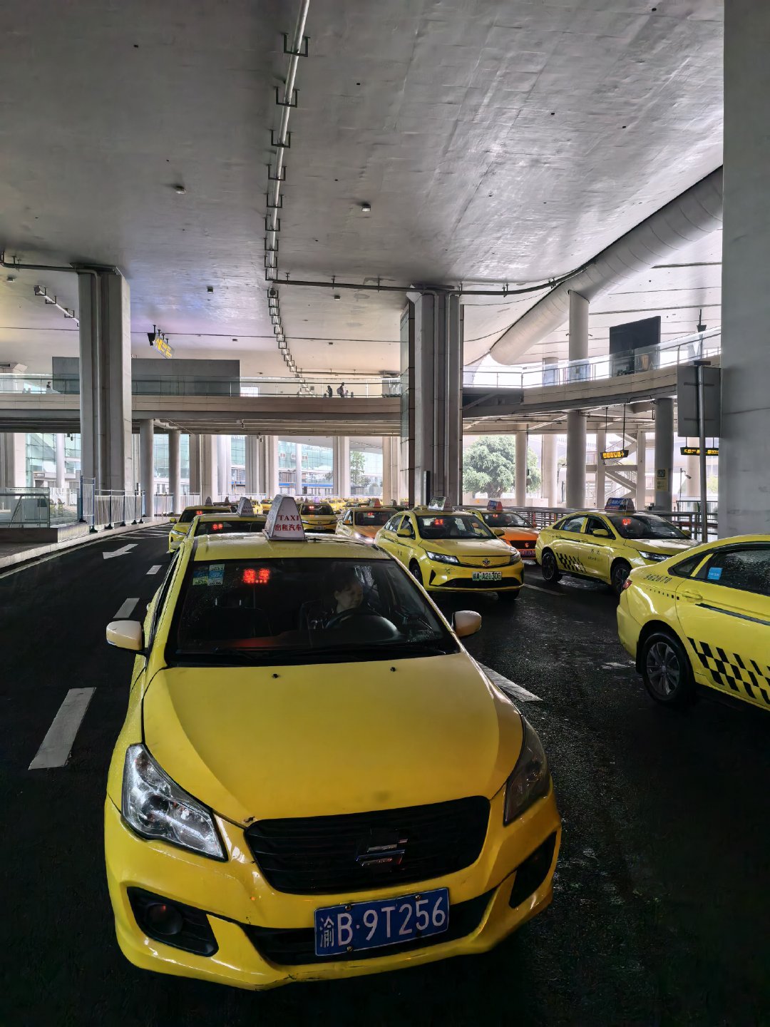 重庆公司在机场附近10km，上出租车前我压力就很大，我报完地址，司机就不和我说话