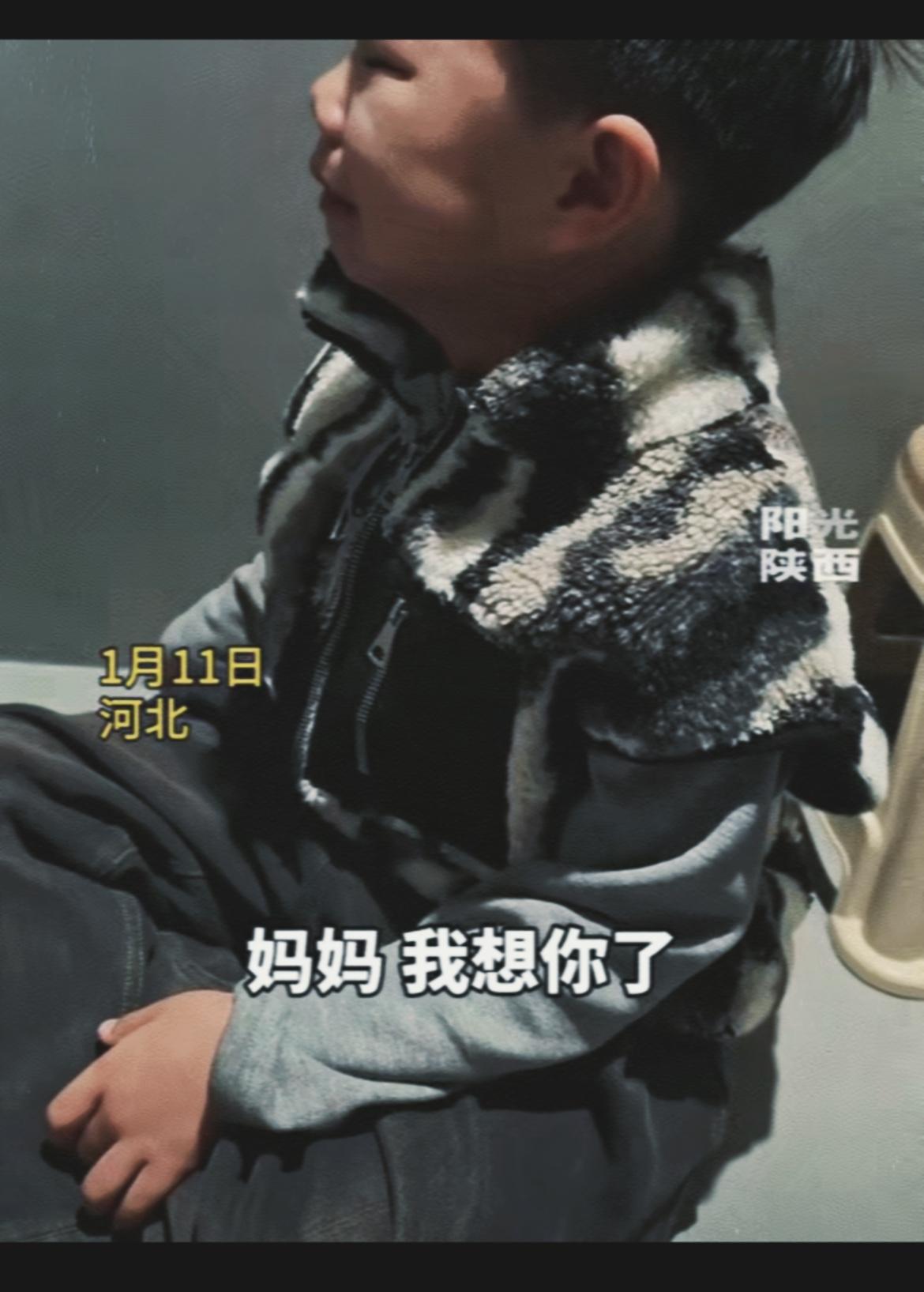 看河北这孩子躲厕所哭想妈妈了，真的瞬间破防！

妈妈抗癌走后，他一直装得懂事，不