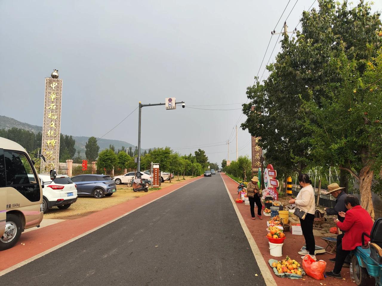 枣庄本地的石榴已经上市了，虽然不如南方的软籽石榴甜，但是个头是真的大，而且皮厚耐