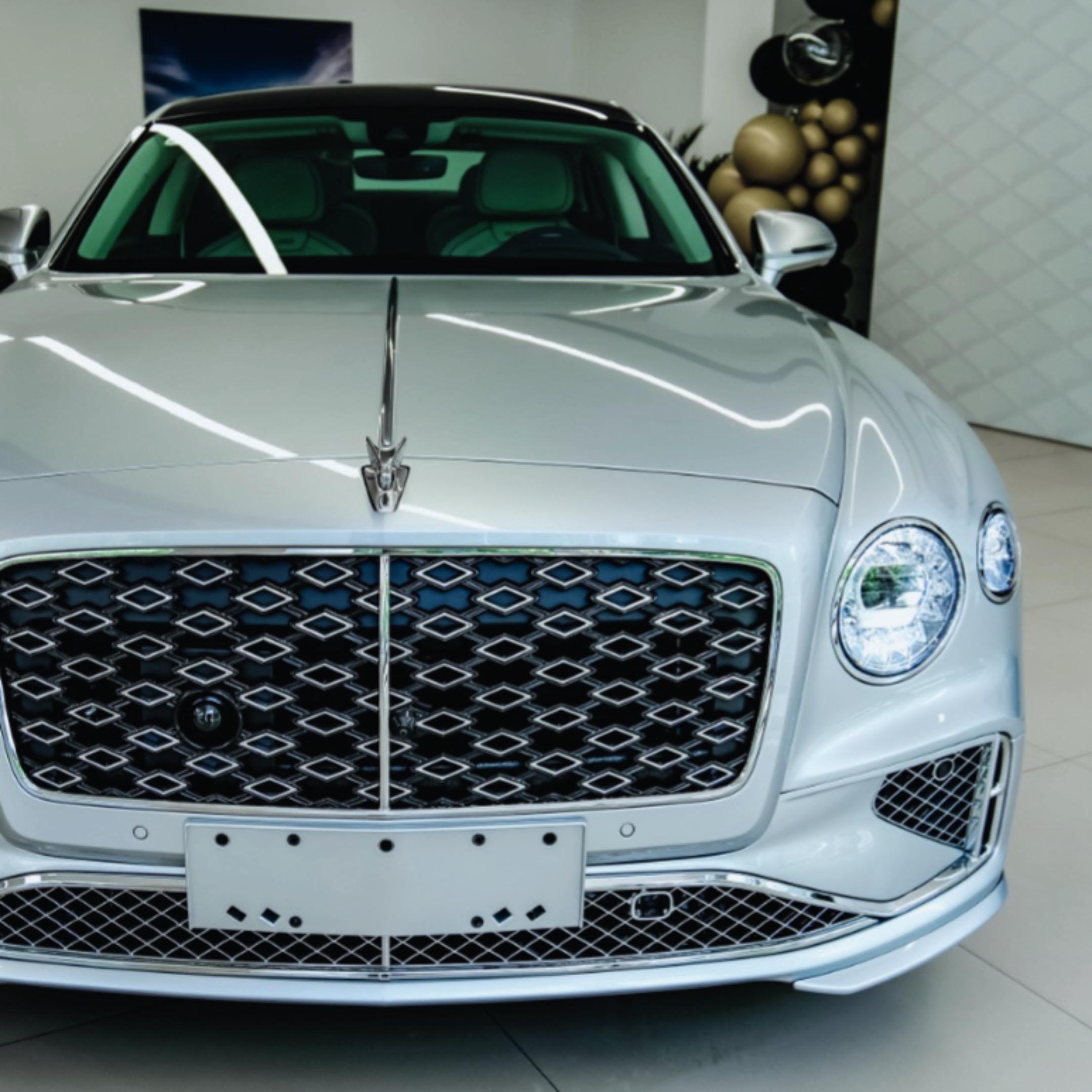 月光银飞驰V8混动 Mulliner！25款 ：到店