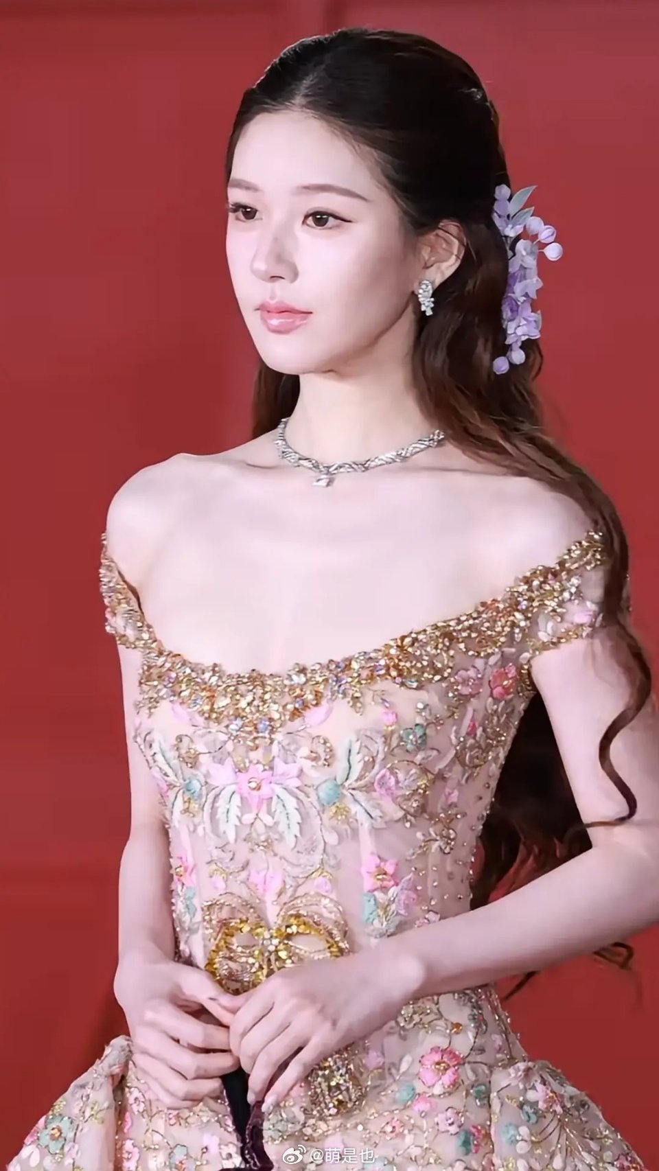 为什么同样参加活动 大家的关注点 讨论的热点都是赵露思呢？ ​​​