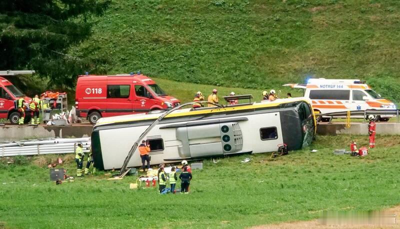荷兰旅行团大巴在瑞士翻车，造成5人死亡、40人受伤海外新鲜事 当地时间9月10日