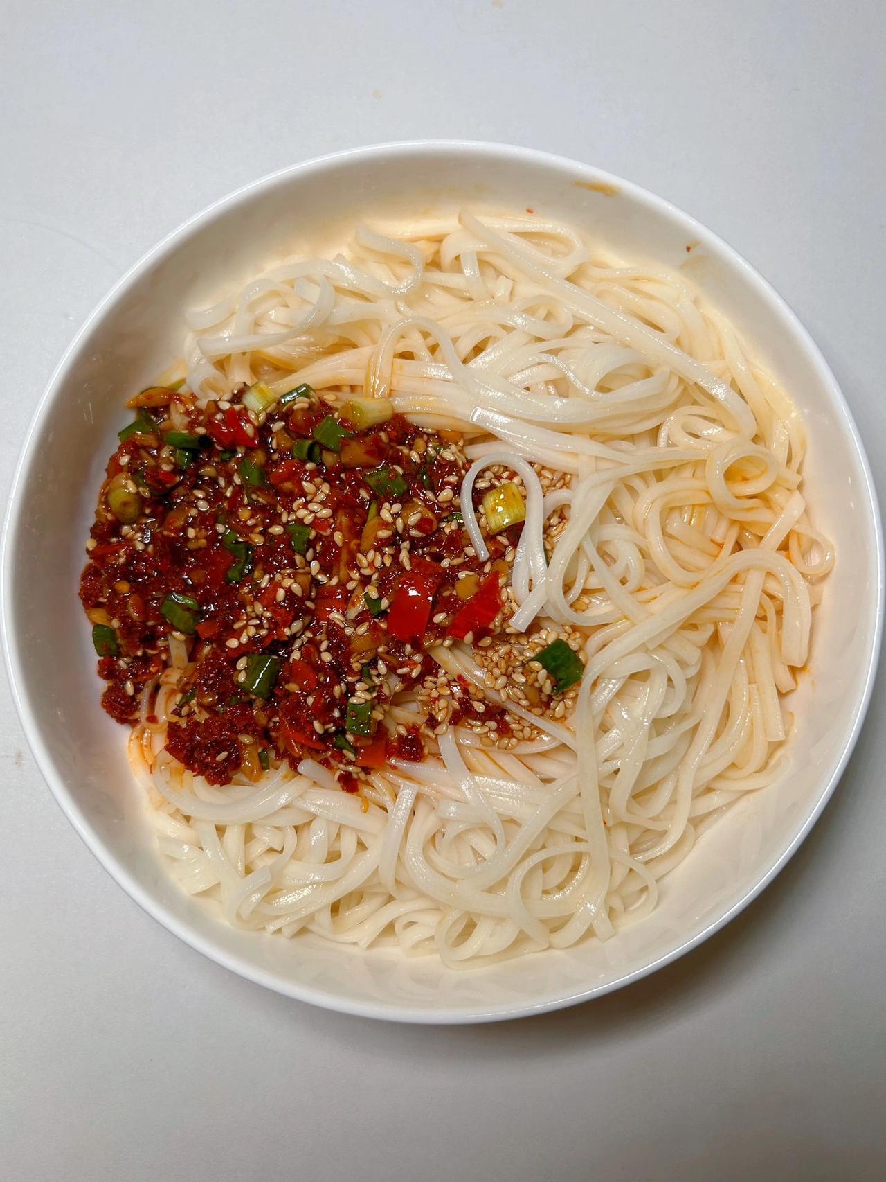 答应我一定要试试这个面条，真的太好吃了！！！
食材：挂面
做法：面条煮熟过凉水，