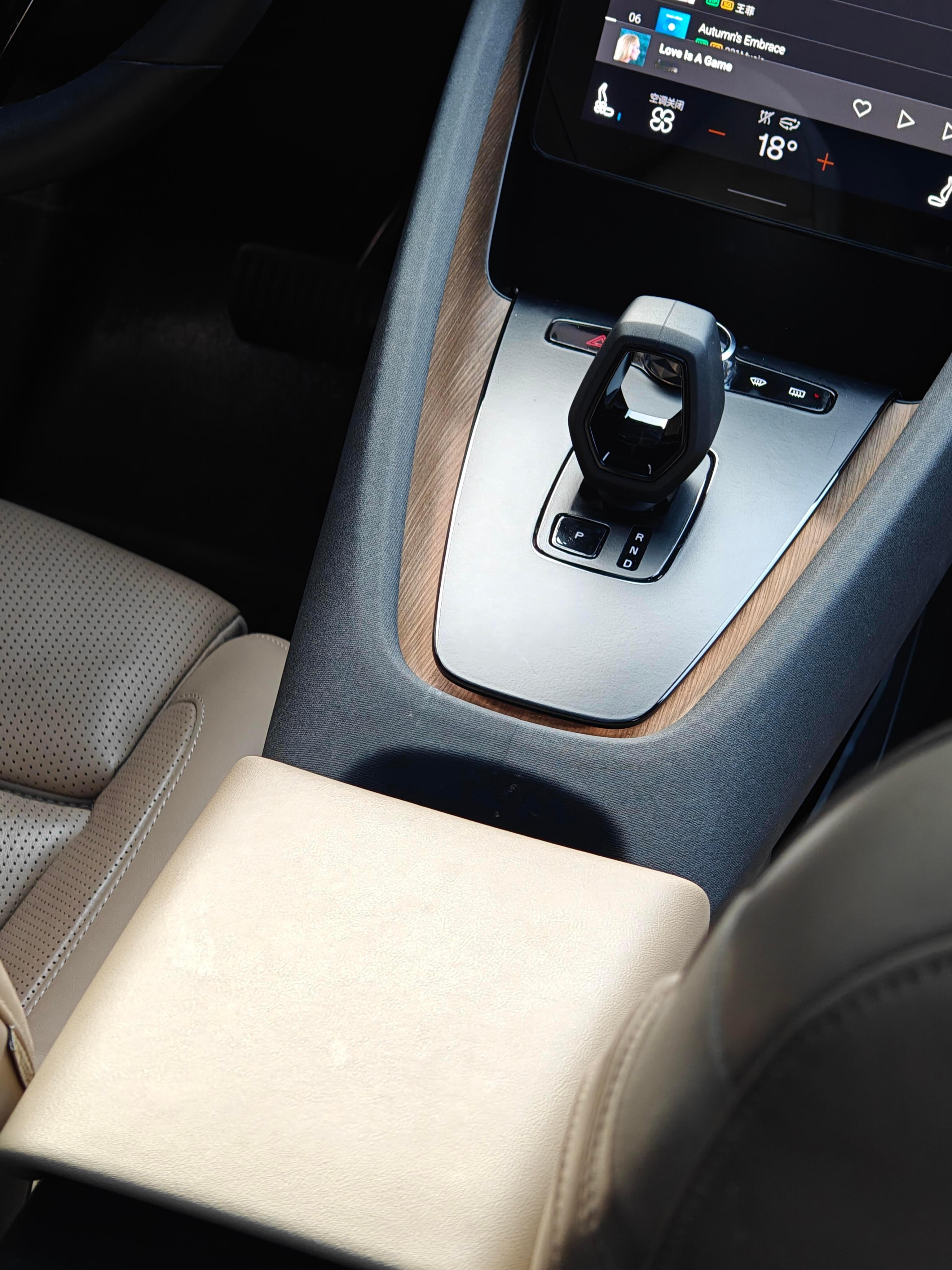 在新能源车深陷大屏堆砌的设计雷同困局时，极星2跳出内卷，摒弃浮夸的屏显堆砌，用温