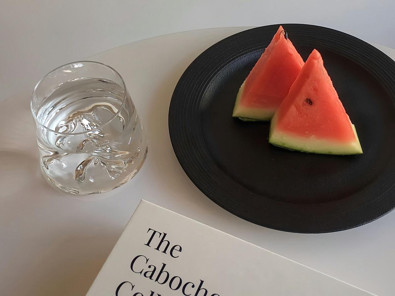 告诫所有想开始写作的朋友：写任何赛道都不如写自己长久。

很多生活中的道理，即使