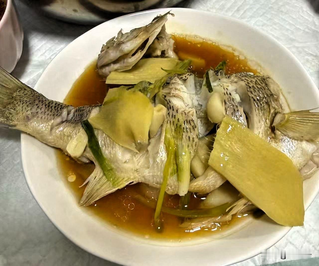 9.9元买来的这种鱼，学着江浙沪这边传统的清蒸做法。没想到，第一次这样做鱼吃，味