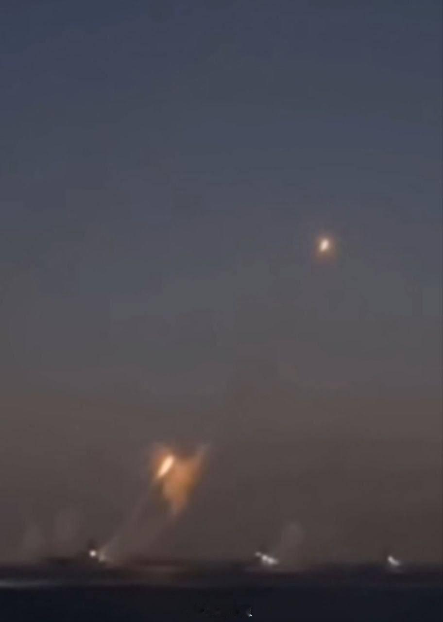 该消息爆料称，这些视像来自伊朗伊斯兰革命卫队在波斯湾进行的实弹演习的画面，与此同