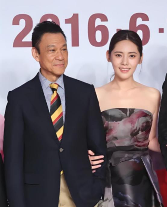 2011年，65岁的王学圻做出了一个震惊圈内外的决定，不顾结婚40年的发妻孙昌宁