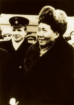 1949年12月珍贵历史镜头新中国初立百废待兴，彼时国家积贫积弱、万事待举。毛主