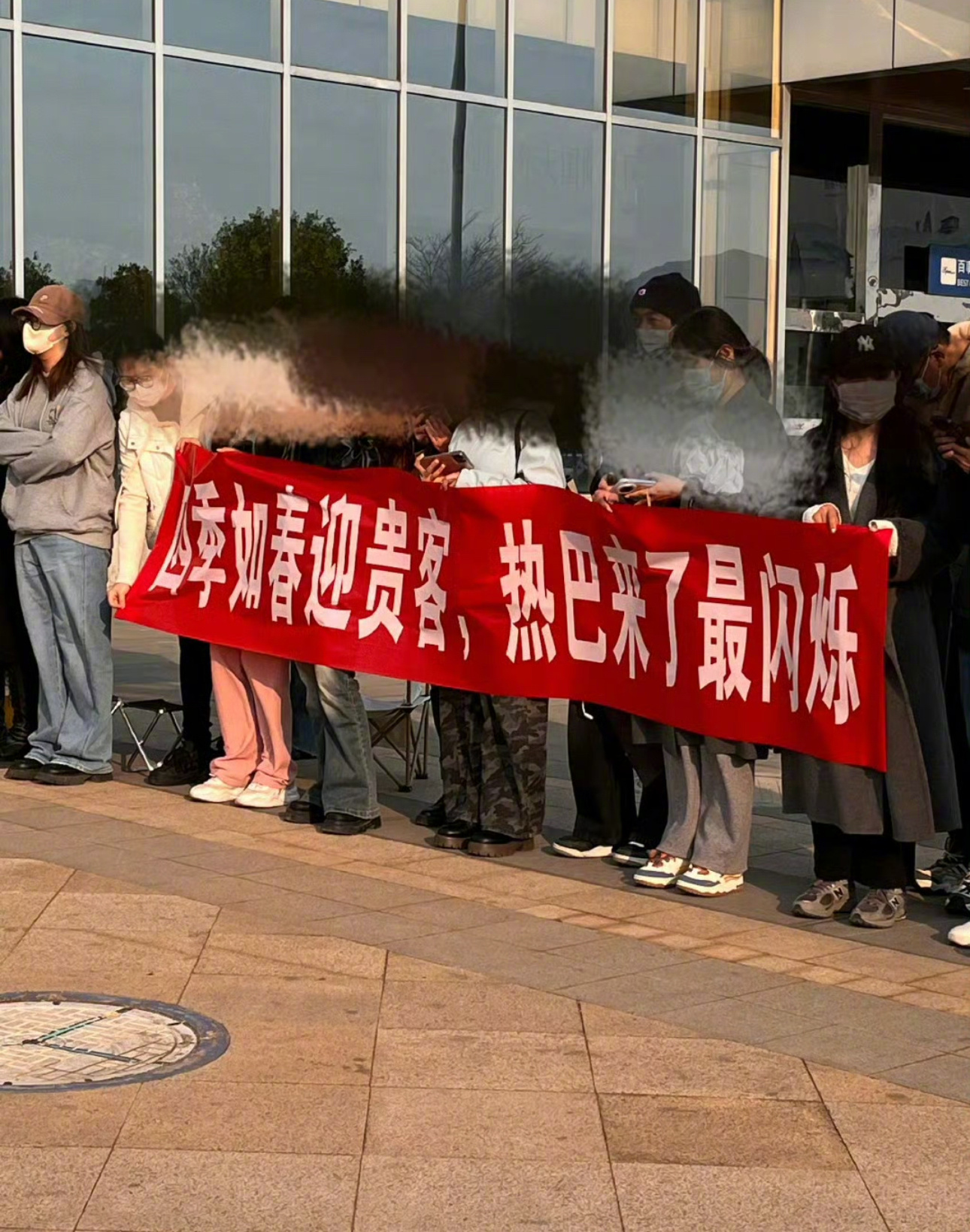 迪丽热巴大理粉丝接机 想你的风还是吹到了大理[心]笑眯眯的热巴 是一场双向奔赴呀