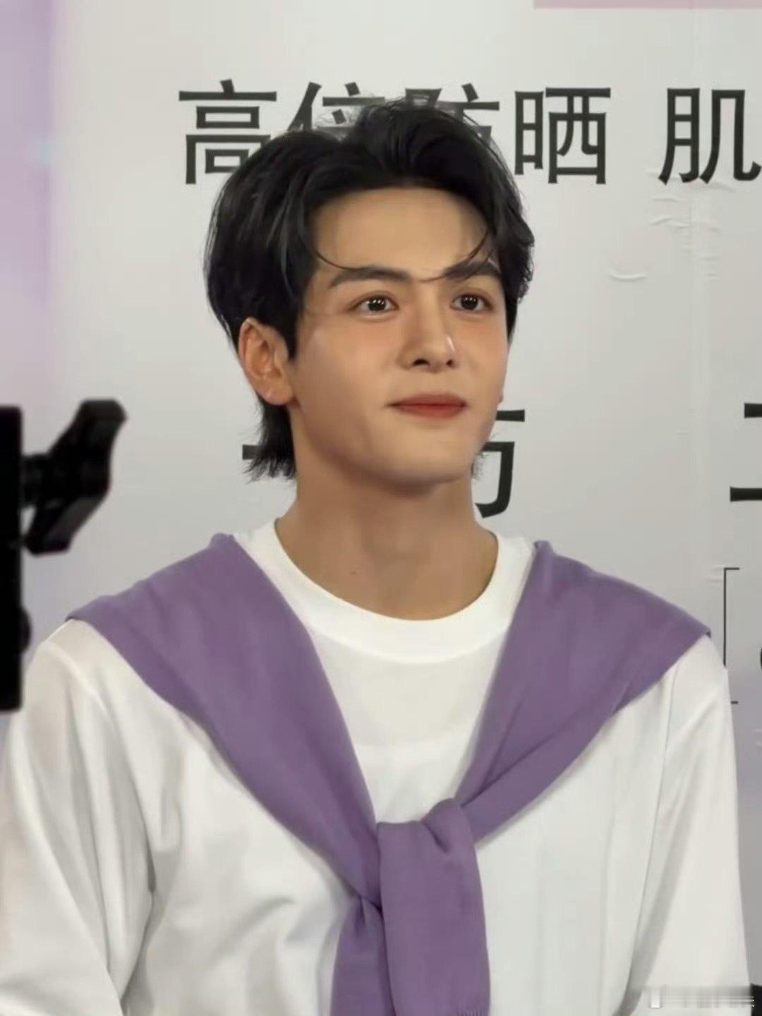 闪光灯下的曾舜晞曾舜晞下电梯这段 曾舜晞线下活动生图，帅的很超前！完全是青春男大