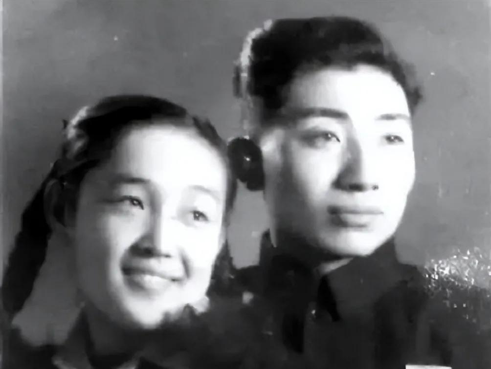 1950年9月，工程兵战士姜士民即将奔赴朝鲜战场。出发前几天，女友拦着他大哭：“
