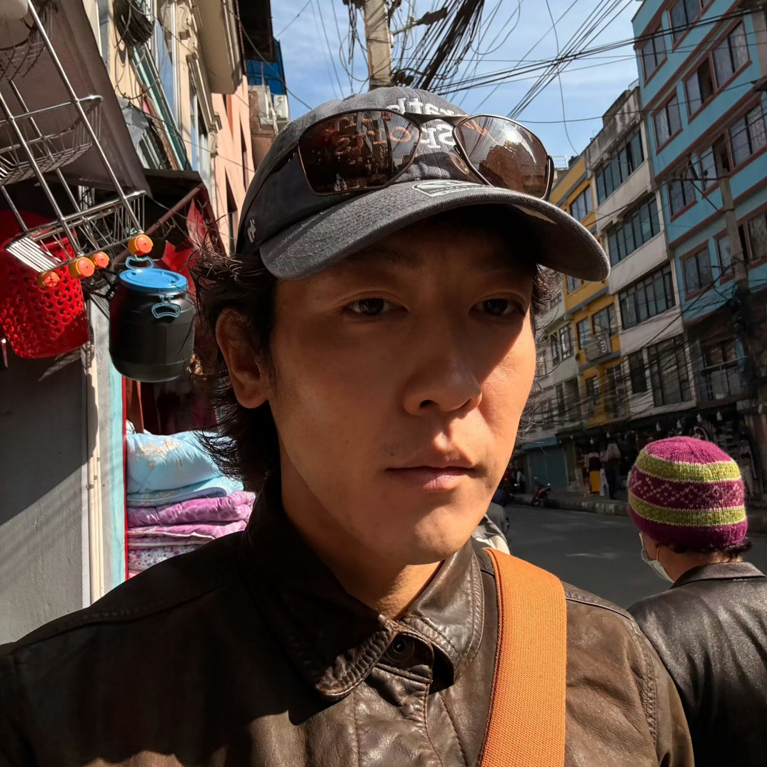 姜思达破产后卖包给员工发工资姜思达表示在几年前没钱给团队员工发工资了，只能拿出自