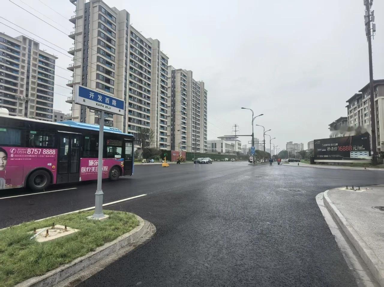 扬州市区这一路段全面恢复通行！
7月3日，扬州开发路（邗江路至扬子江路）改造工程