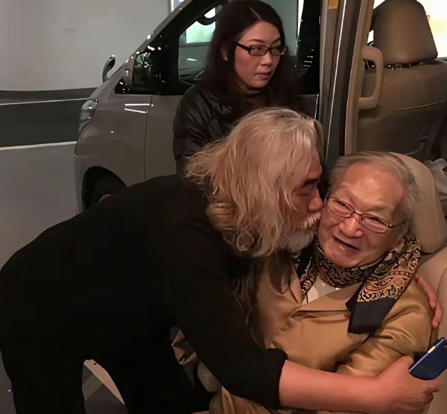 金庸是老纪中的财神爷，仅1元版权让其赚的盆满钵满，这一吻金大侠扛不住这重口味。 