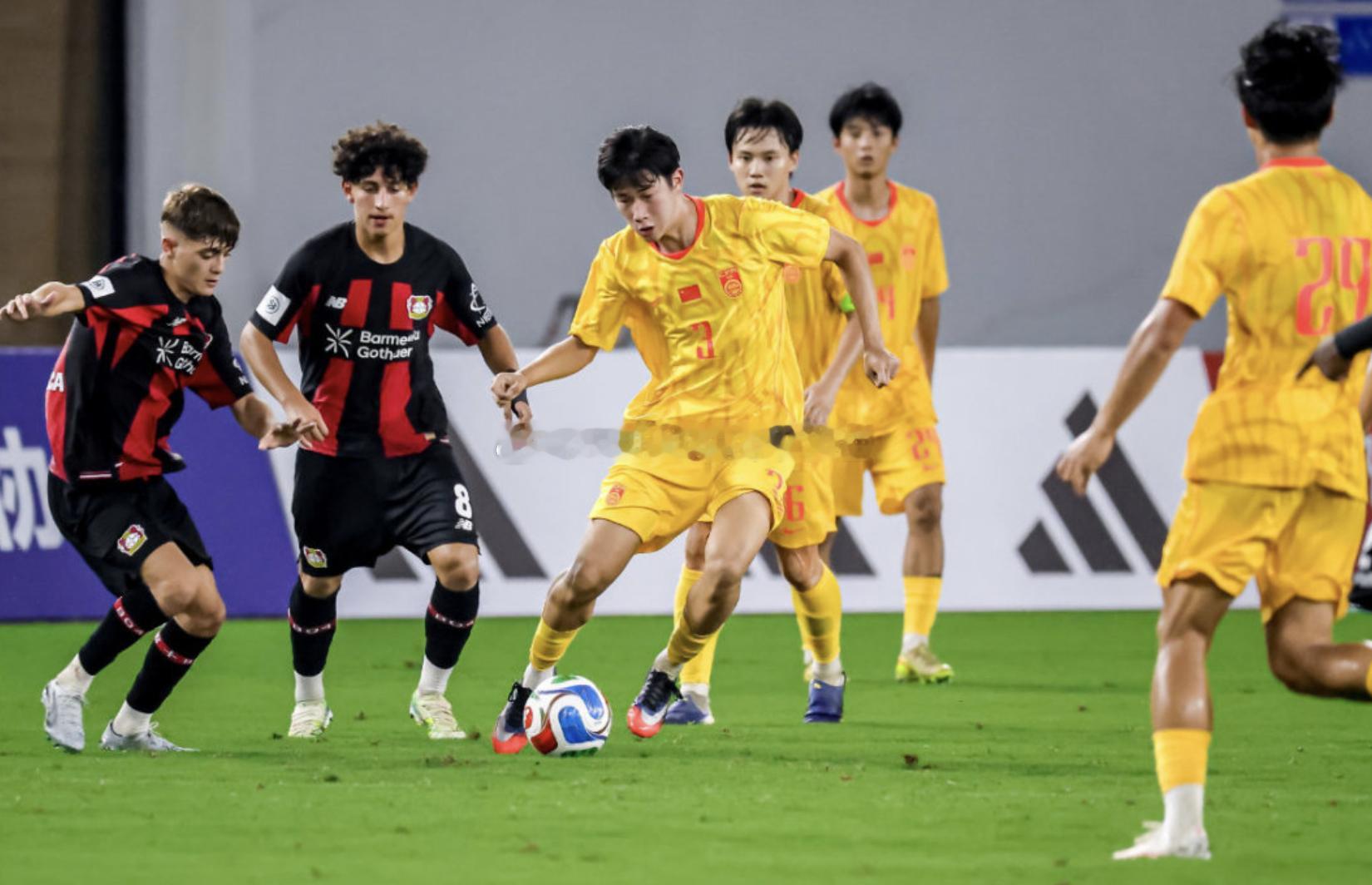 U17国足2-1逆转战胜十人勒沃库森 三连胜小组第一晋级半决赛 赵松源传射，孔玺