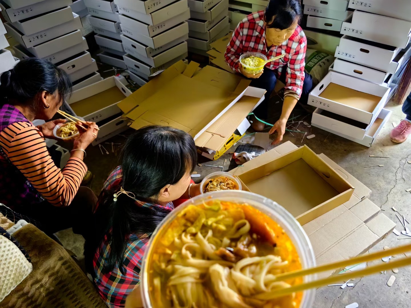 开饭了！今天得忙到天黑。自己磨的面，油泼辣子，出的酸汤。人一忙一累，吃这最舒服！