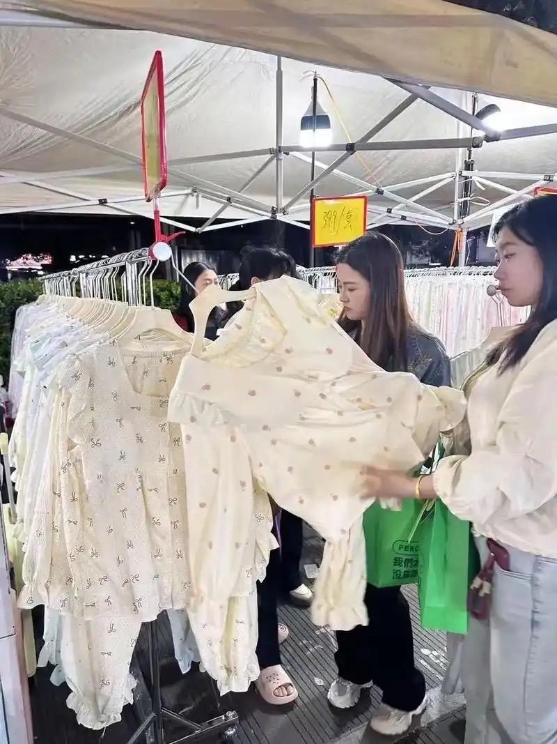 有些姐姐的消费观我是真没搞懂！就说我公司一位48岁的女同事，明明爱美得很，却偏执