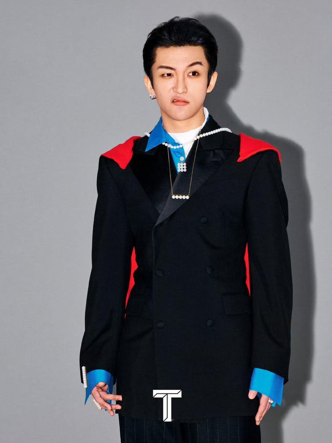 黄子弘凡T锦绣四月刊封面黄子弘凡T锦绣生日刊封面    生日当天解锁全新主流女刊