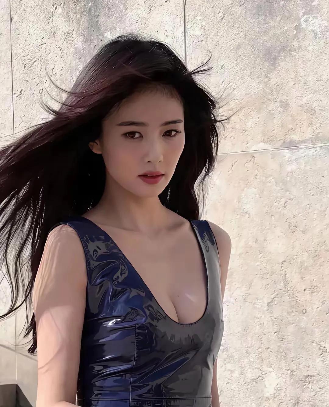 风都偏爱她，连发丝都在发光✨
白鹿这身深V亮片裙也太绝了吧！
黑长直被风撩起，冷