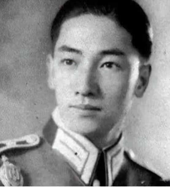1997年蒋纬国病逝，百岁养母查账当场震怒：养他81年，最后只剩一身巨债
 
1