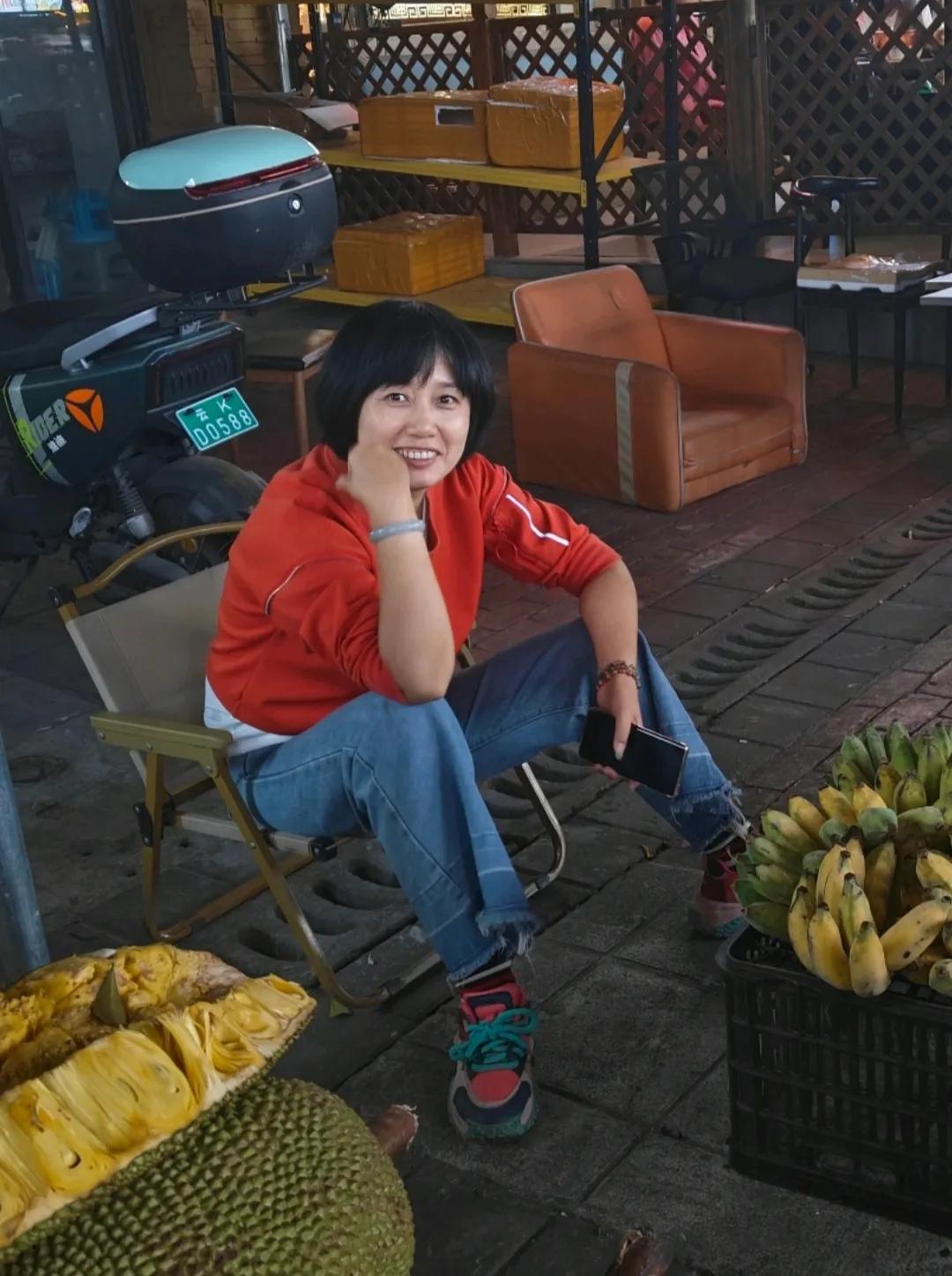 男人还得当过兵，这些天西双版纳景洪东北街上卖菠萝蜜的大侄女小双，大侄子小峰，一点