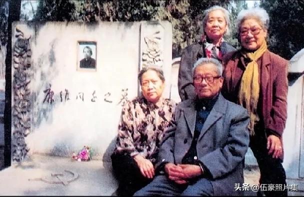 张瑞芳与她的兄弟姐妹在母亲廉维墓前祭扫的瞬间。值得一提的是，照片中墓碑上“廉维同