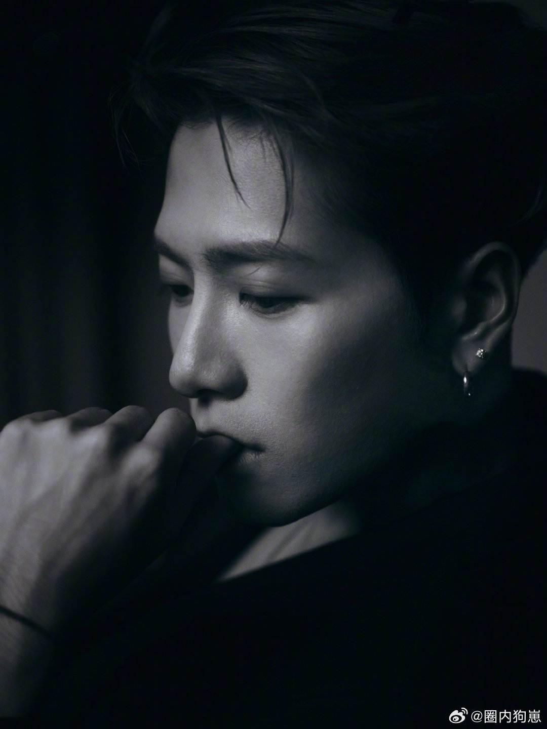 王嘉尔捐款100万 面对困难，王嘉尔选择用实际行动回应，为香港捐出一百万。低调而