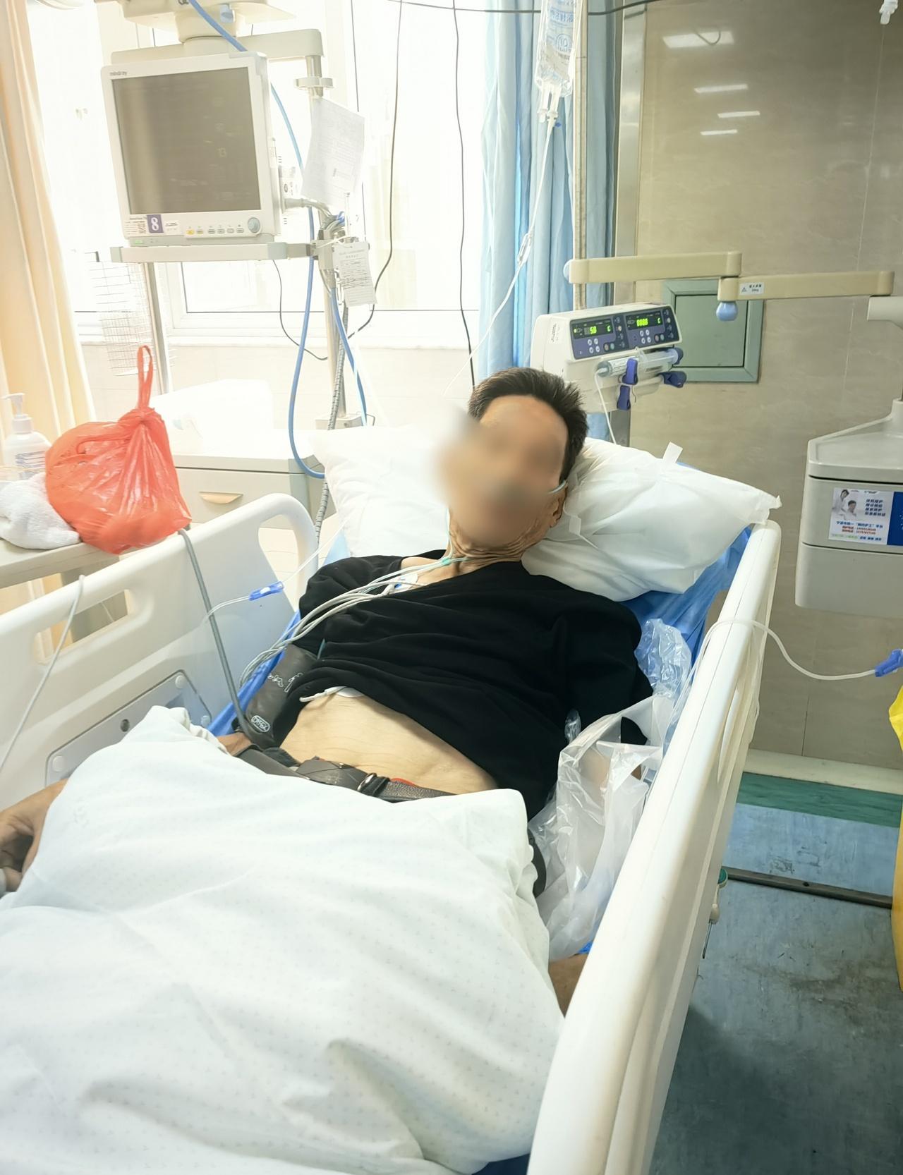 9月8日，宁波象新公交109路终点站。一名后排的老年乘客突然面色如纸、身体瘫软，