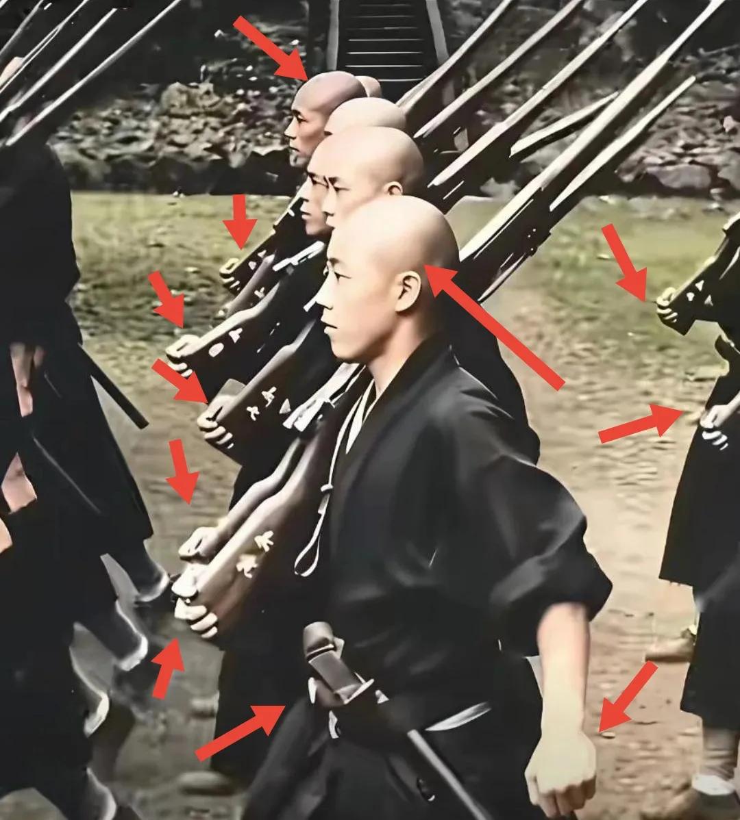 1937年南京寺庙里的日本和尚一夜之间扛起枪训练开干。