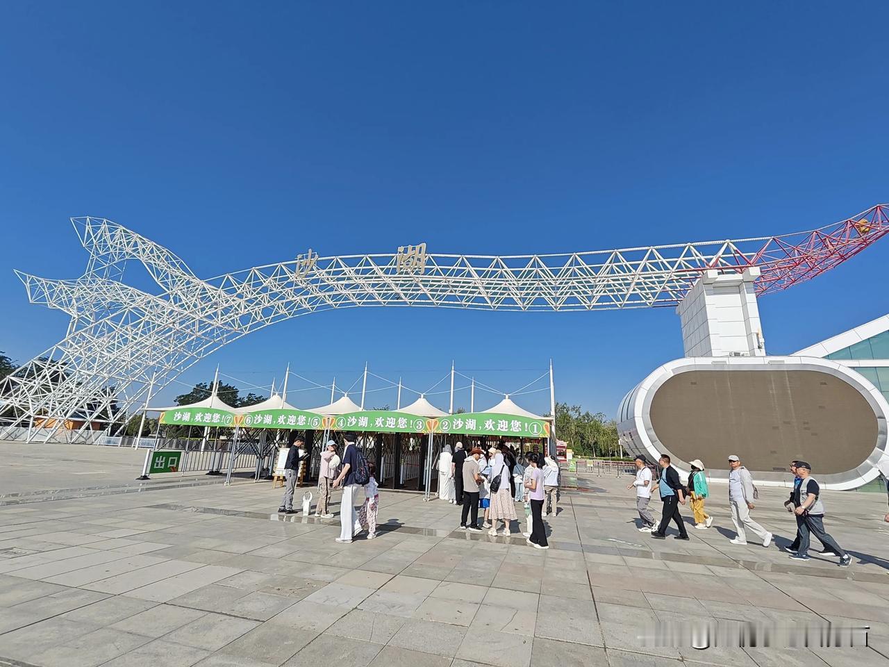 沙湖（5A）——位于石嘴山市平罗县，贺兰山下、黄河岸边，沙水共生、芦苇迷宫、候鸟