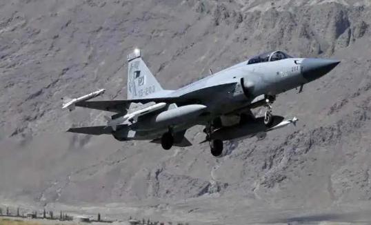 16架“枭龙”，全卖了，巴基斯坦是缺钱了吗？
 
巴基斯坦这笔大买卖，把16架J