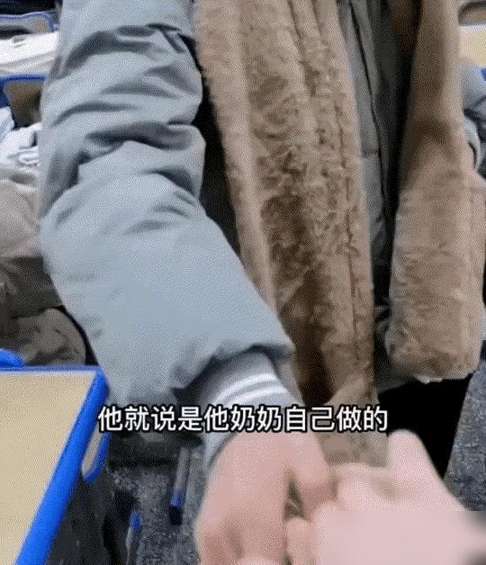 最近，湖南湘西的一位老师，被一件事情感动的一塌糊涂：

那天在饭堂吃饭，老师瞅见