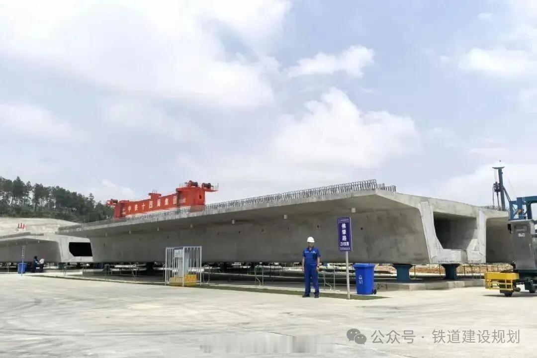 国铁头条【2028年通车！铜吉铁路建设全速推进】广州铁路消息：湘黔交界，武陵叠翠