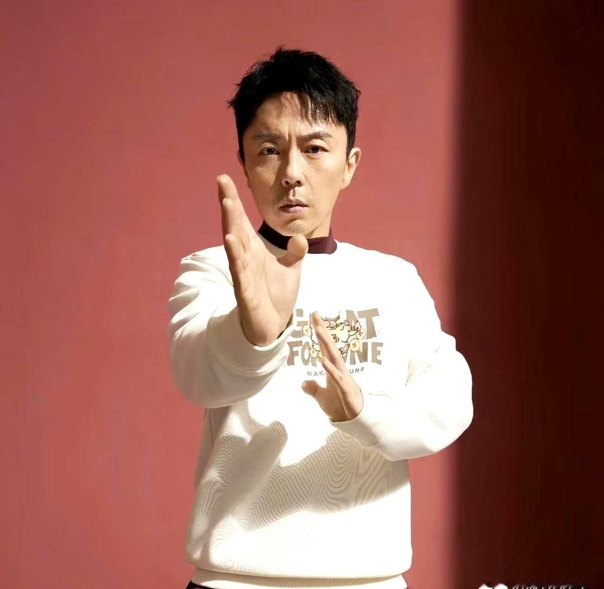 7亿的牌局，袁和平操盘，李连杰出山，谢霆锋梁家辉全明星押注。
吴京攒的这个局，他