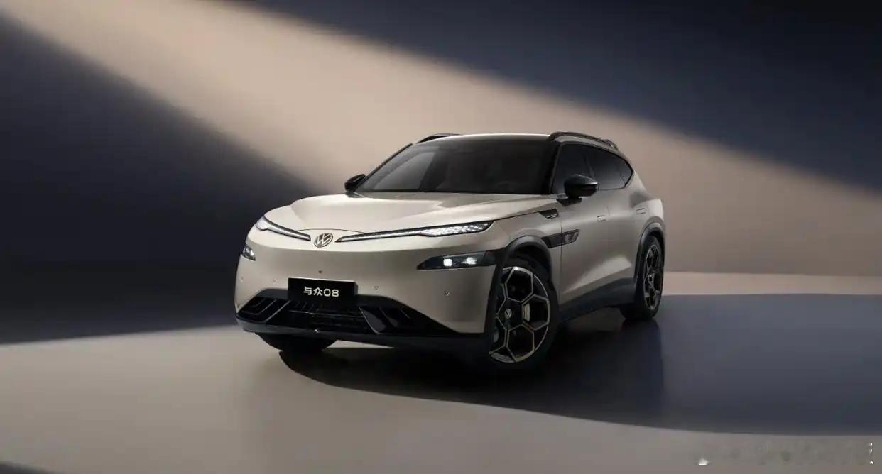 金标大众的与众 08，有 800V、视觉方案的高阶智驾，以及双腔空悬。有人说这是