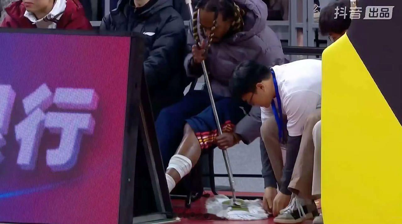 今天的麦考尔令人想起马尚，我指的是拖地这一趴。广东男篮vs深圳男篮广东宏远