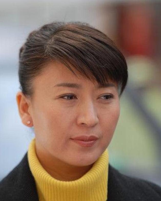 秦海璐一句“片酬高但压力大”，直接把闫学晶那种“不为钱只为名”的论调钉在了耻辱柱