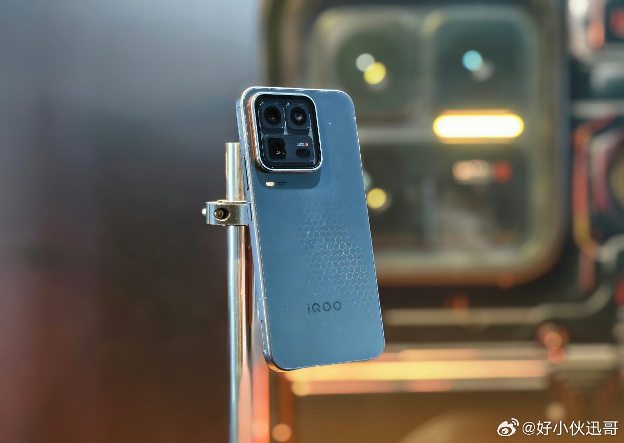 iQOO 15 Ultra 这次信号又强大了，29根环绕天线数量就特别多，保证不